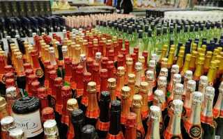 Со скольки лет можно продавать и покупать алкоголь в России 2023: с какого возраста